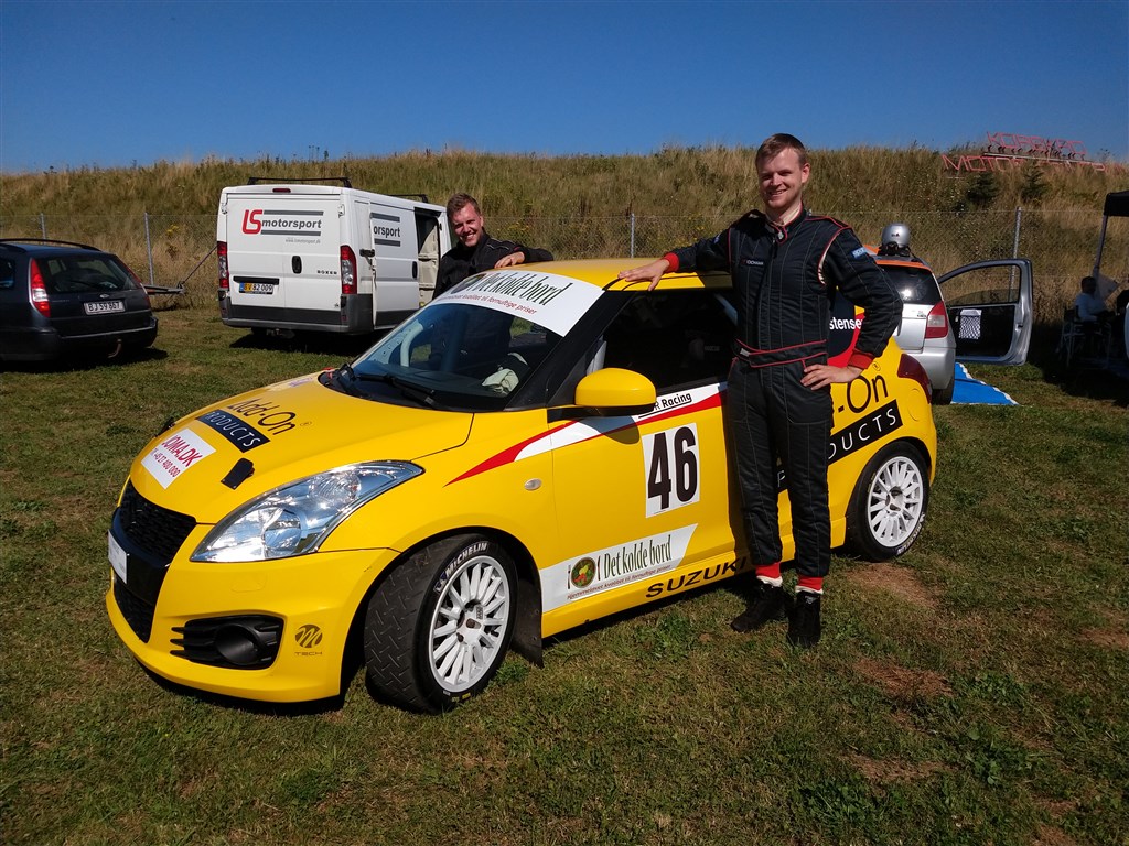 Mikkel Njor og hans nyerhvervede Suzuki Swift.